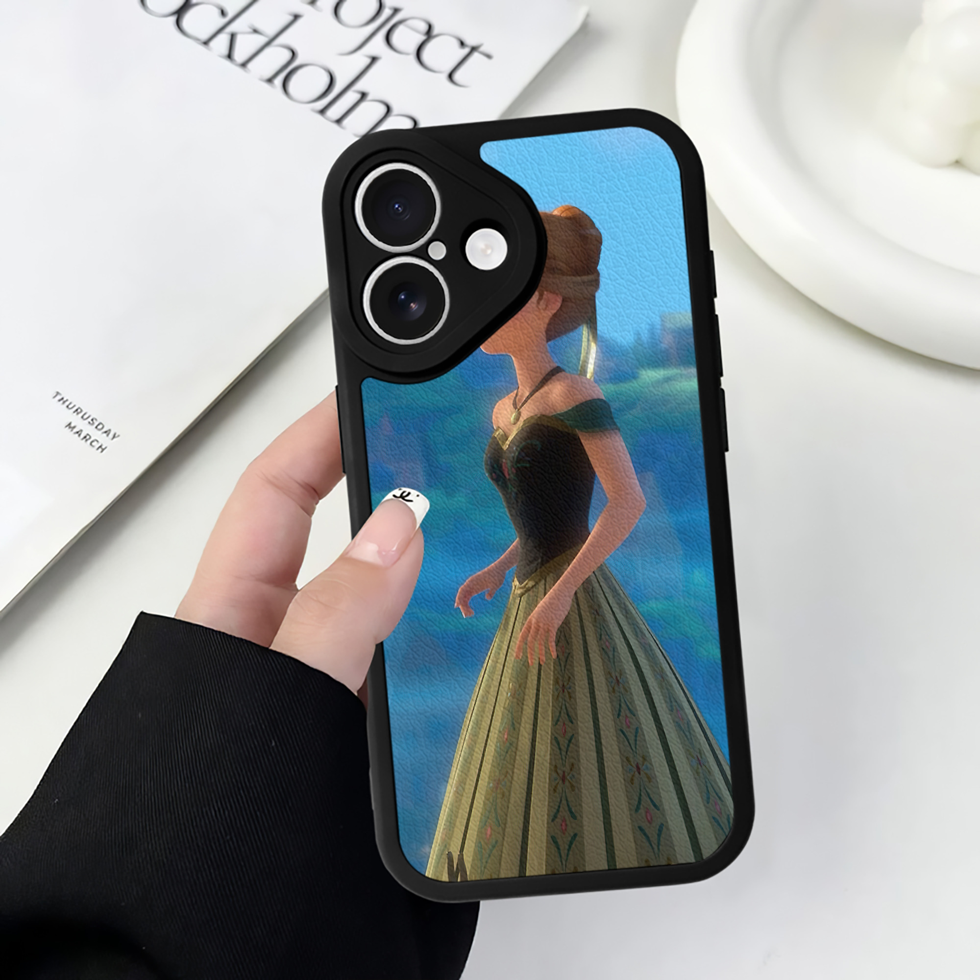 （画像用） アナと雪の女王 アンナ エルサ Frozen Anna Elsa 【iPhone 16シリーズ対応】シリコンスマホケース（レザー調） 材質：シリコン